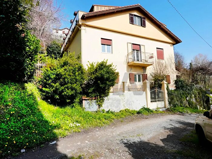 Casa con 8 locali in vendita in Via Marconi, Mignanego