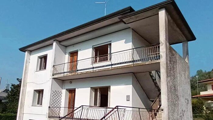 Casa con 14 locali in vendita in Sarmede
