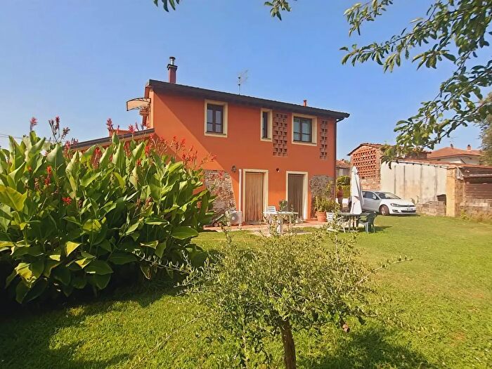 Casa quadrilocale in vendita in Via della Chiesa di Picciorana, Lucca