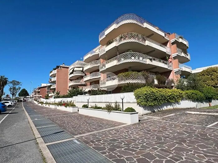 Appartamento trilocale in vendita in Largo Giuseppe Guastalla, Roma