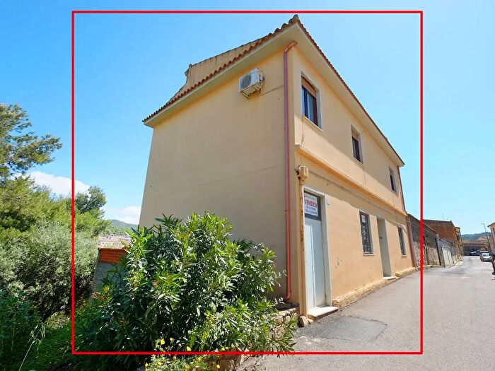 Casa con 6 locali in vendita in Via Tuveri, Teulada