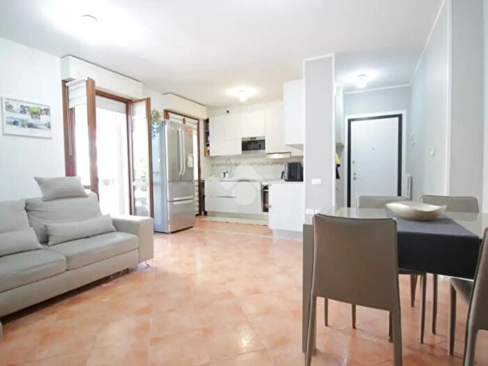 Appartamento trilocale in vendita in Via della Salute, Bologna