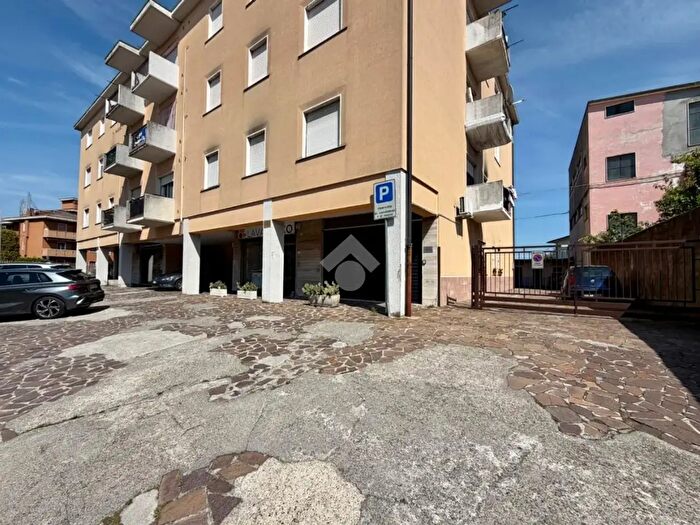 Appartamento trilocale in vendita in Via Vittorio Veneto, Bonate Sotto