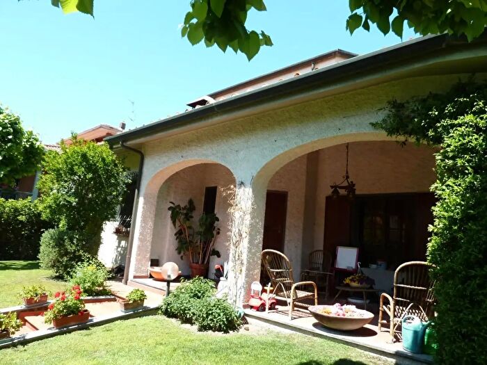 Casa con 12 locali in vendita in Viareggio