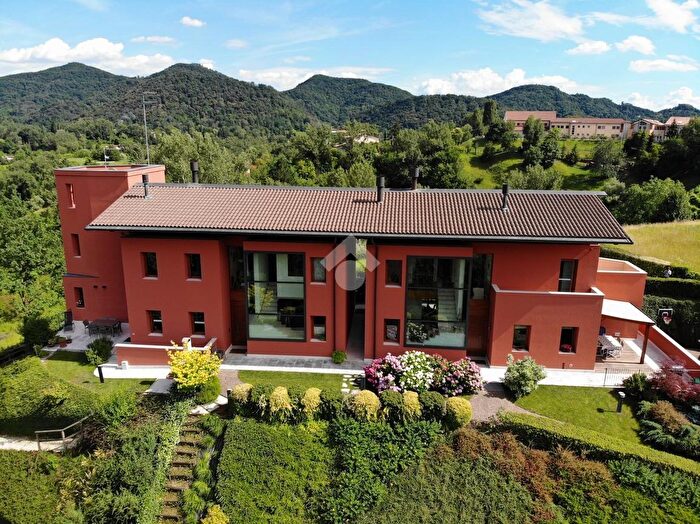 Casa con 7 locali in vendita in Via Ospedale, Monfumo