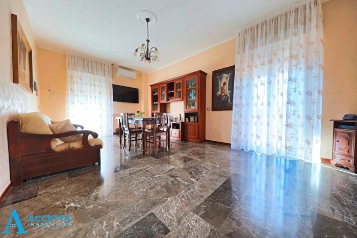Appartamento trilocale in vendita in Via Cesare Pascarella, Taranto