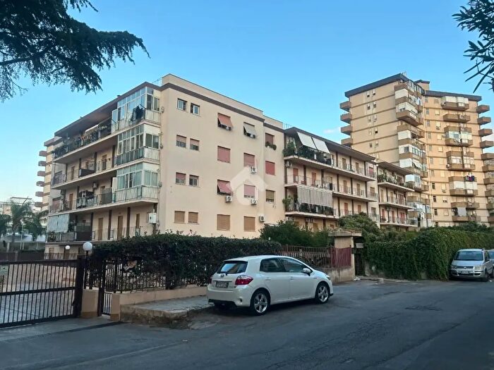 Appartamento quadrilocale in vendita in Via Santa Maria di Gesù, Palermo