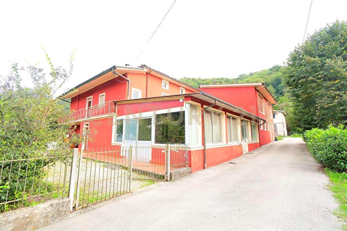 Casa con 12 locali in vendita in Via di Vecoli, Lucca