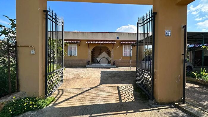 Casa con 8 locali in vendita in Contrada Margi Sottana, Partinico