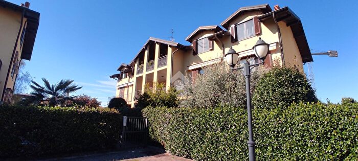 Appartamento trilocale in vendita in Via Giuseppe Garibaldi, Ferno