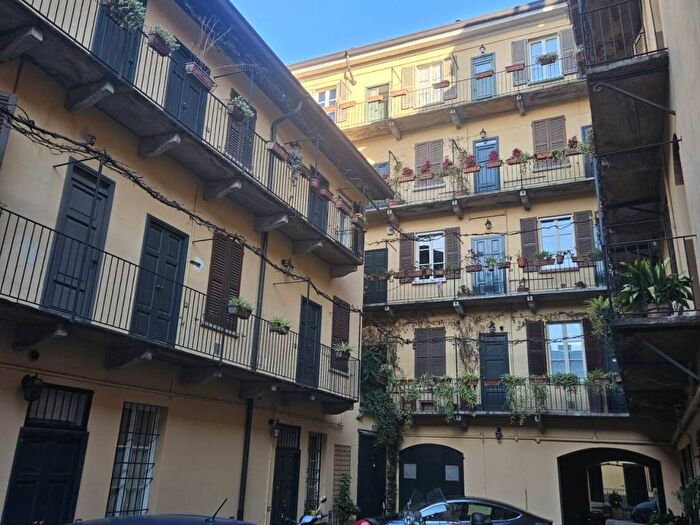 Appartamento trilocale in affitto in Alzaia Naviglio Grande, Navigli Darsena, Milano