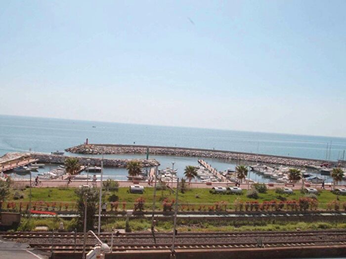 Appartamento trilocale in affitto in Via Montevideo, Borghetto Santo Spirito