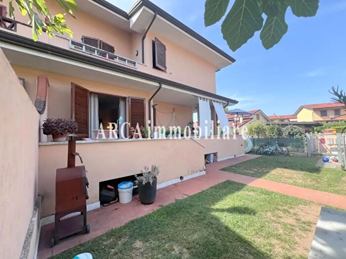Casa con 7 locali in vendita in Pietrasanta