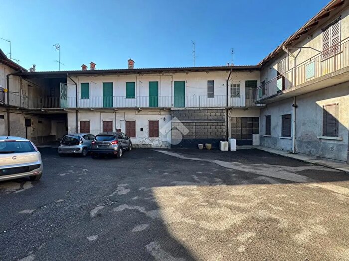 Casa con 8 locali in vendita in Via Carminati dè Brambilla, Casatenovo