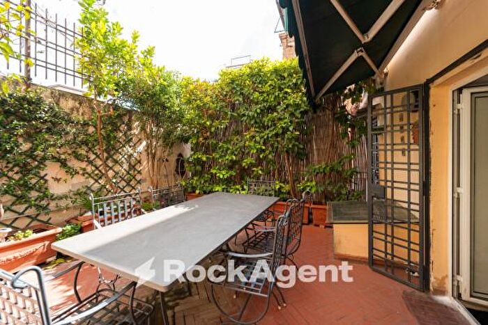 Appartamento con 6 locali in vendita in Via San Gregorio Armeno, Napoli