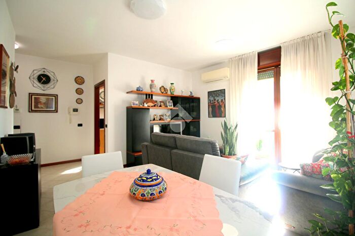 Appartamento trilocale in vendita in Piazza Vittorio Veneto, Caronno Pertusella