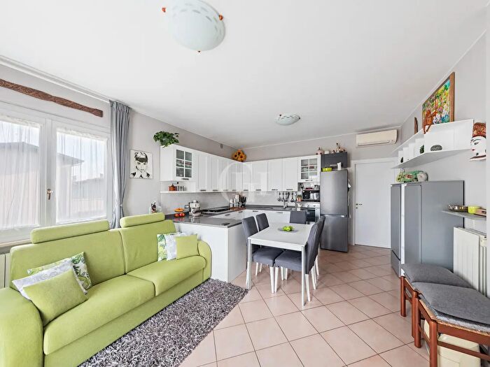 Appartamento trilocale in vendita in Via Martiri Pozzolenghesi, Pozzolengo