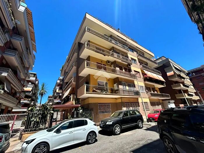 Appartamento trilocale in vendita in Via Salvatore Denti di Pirajno, Roma