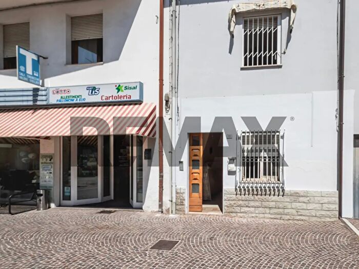 Appartamento con 5 locali in vendita in Piazza Verdi, Mercatino Conca