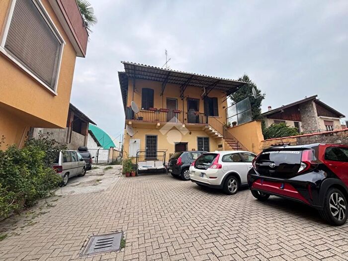 Casa trilocale in vendita in Via Garibaldi, Casorate Primo