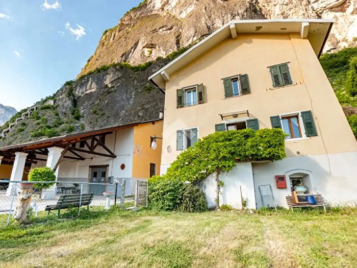Casa con 10 locali in vendita in Via del Castello, Mezzocorona