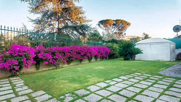 Casa con 11 locali in vendita in Via della Nocetta, Roma