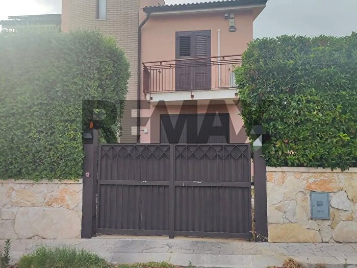 Casa con 7 locali in vendita in Traversa Sinerchia, Siracusa