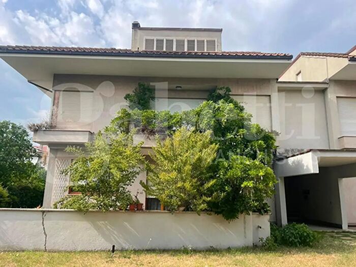 Appartamento con 8 locali in vendita in Via Giotto, Rieti