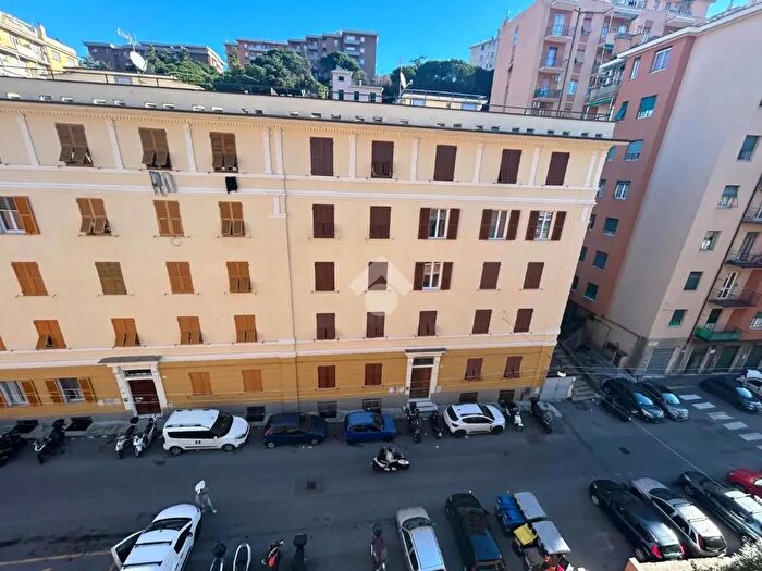 Appartamento trilocale in vendita in Via Monte Nero, Genova