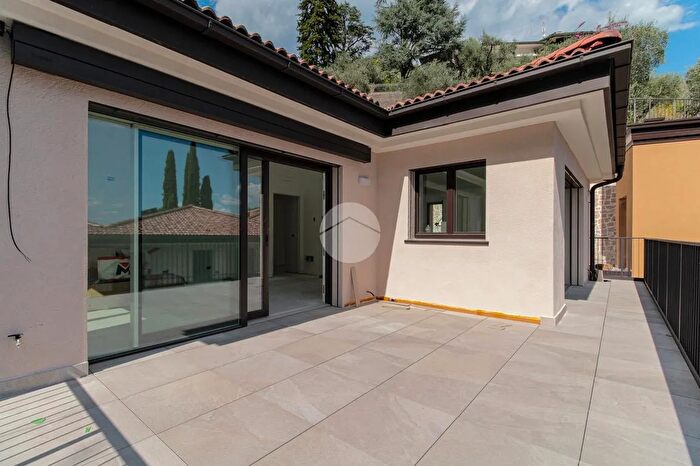 Appartamento trilocale in vendita in Via del Fontanone, Gardone Riviera