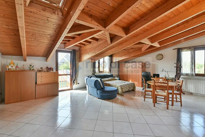 Casa con 10 locali in vendita in Cesano Maderno