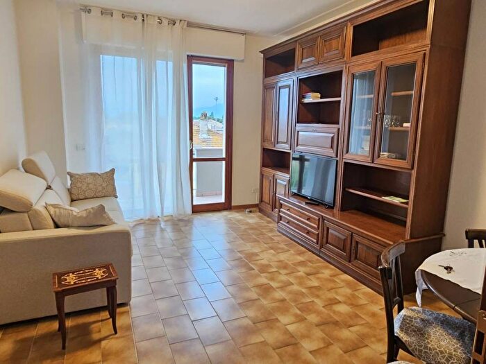 Appartamento con 5 locali in affitto in Via Lauro De Bosis, Darsena Ex Campo di Aviazione, Viareggio