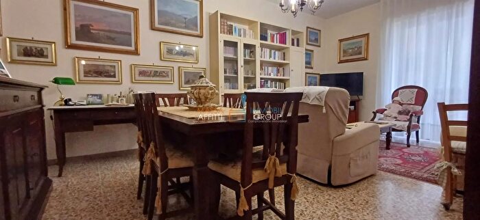 Appartamento quadrilocale in vendita in Viale Eugenio Chiesa, Massa