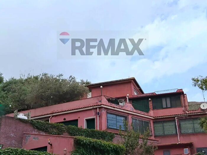 Appartamento con 6 locali in vendita in Via Branco, Taormina