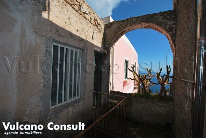 Casa quadrilocale in vendita in Via Calandra Costa, Lipari