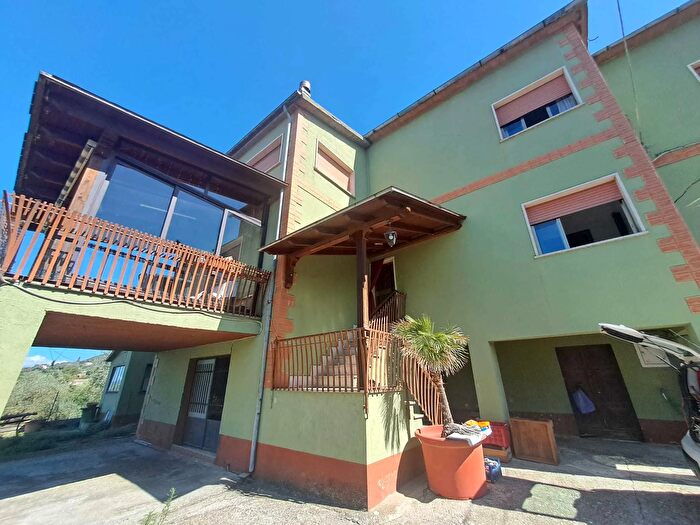 Casa con 12 locali in vendita in Vocabolo Giardino, Alviano