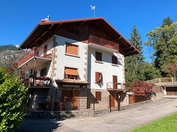 Appartamento bilocale in affitto in Via Santa Francesca Cabrini, Centro, Castione della Presolana