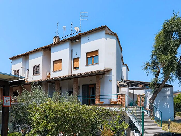 Appartamento bilocale in vendita in Via Alcmane, Roma