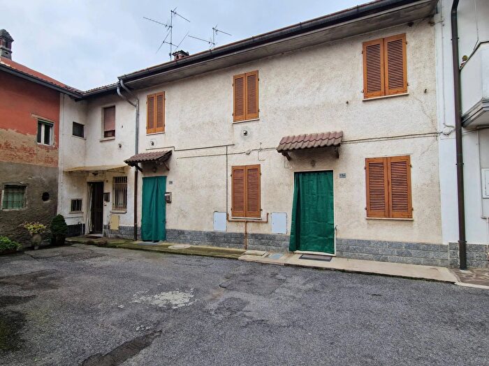 Casa con 6 locali in vendita in Via Roma, Magherno