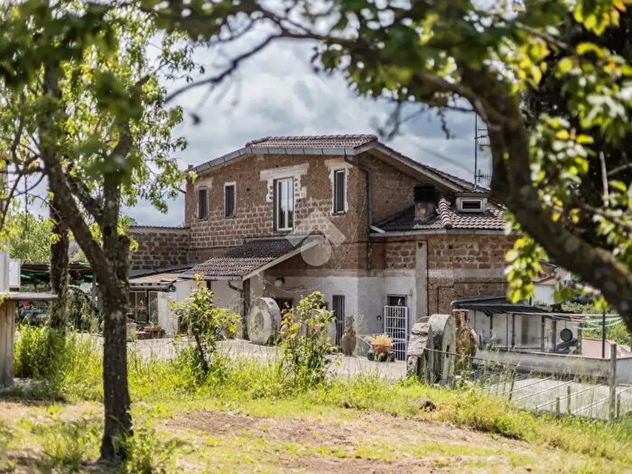 Casa con 6 locali in vendita in Strada Corneto, Vetralla