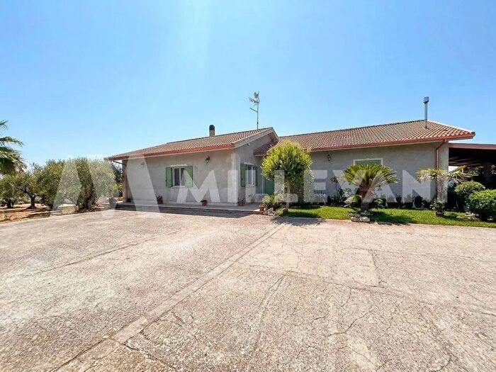 Casa con 9 locali in vendita in Contrada Scorrione Santa Rosalia, Modica