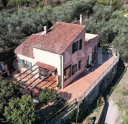 Casa con 5 locali in vendita in Via per Calice, Finale Ligure