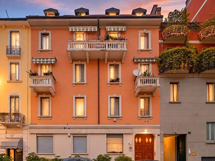Appartamento trilocale in vendita in Via Reina, Milano