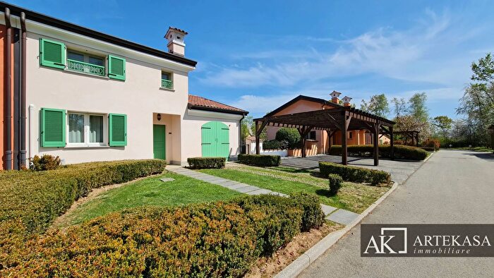 Casa quadrilocale in vendita in Via Isidoro, Bogogno