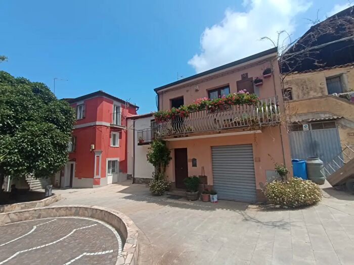 Casa trilocale in vendita in Largo Dante Alighieri, San Pietro A Maida