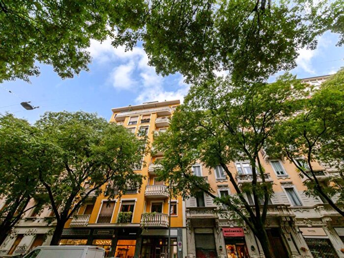Appartamento trilocale in affitto in Via Bartolomeo Eustachi, Morgagni, Milano