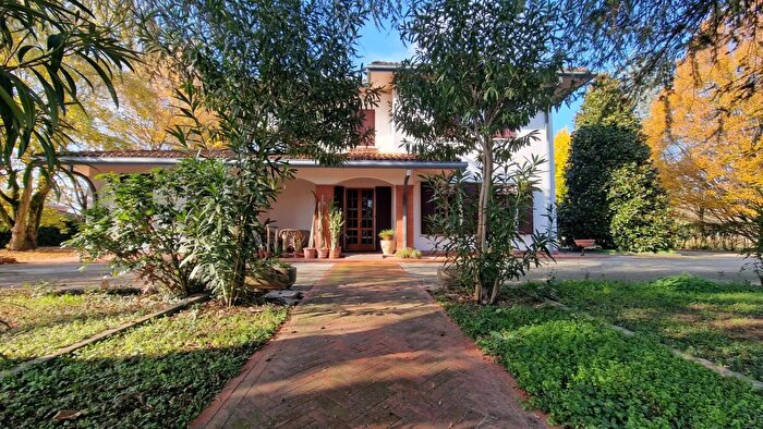 Casa con 11 locali in vendita in Via Vittorio Alfieri, Novi Di Modena