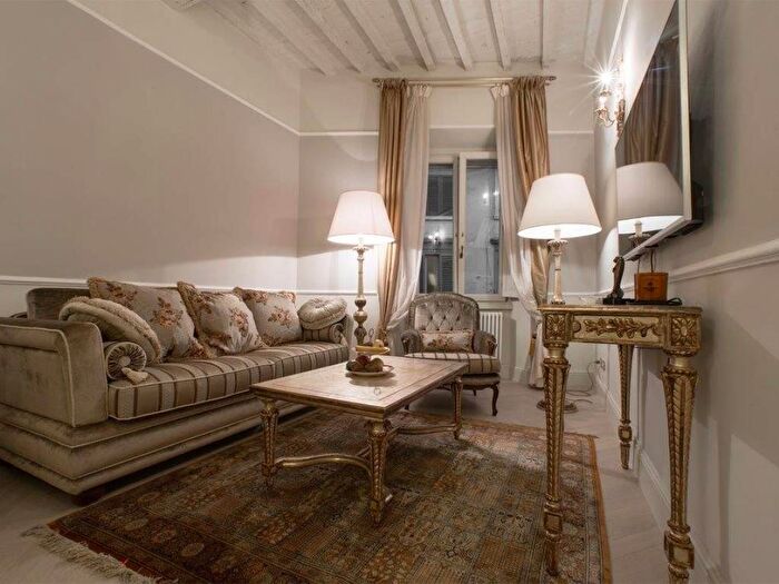 Appartamento trilocale in affitto in Via Ghibellina, SantAmbrogio, Firenze