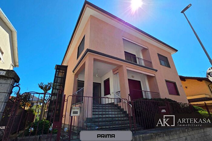 Casa con 10 locali in vendita in Via Lagrange, Novara