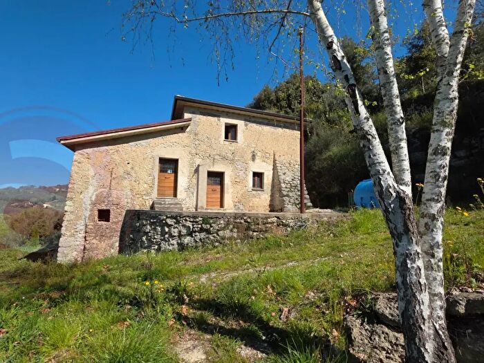 Casa con 5 locali in vendita in Via Barbanera Snc, Santopadre
